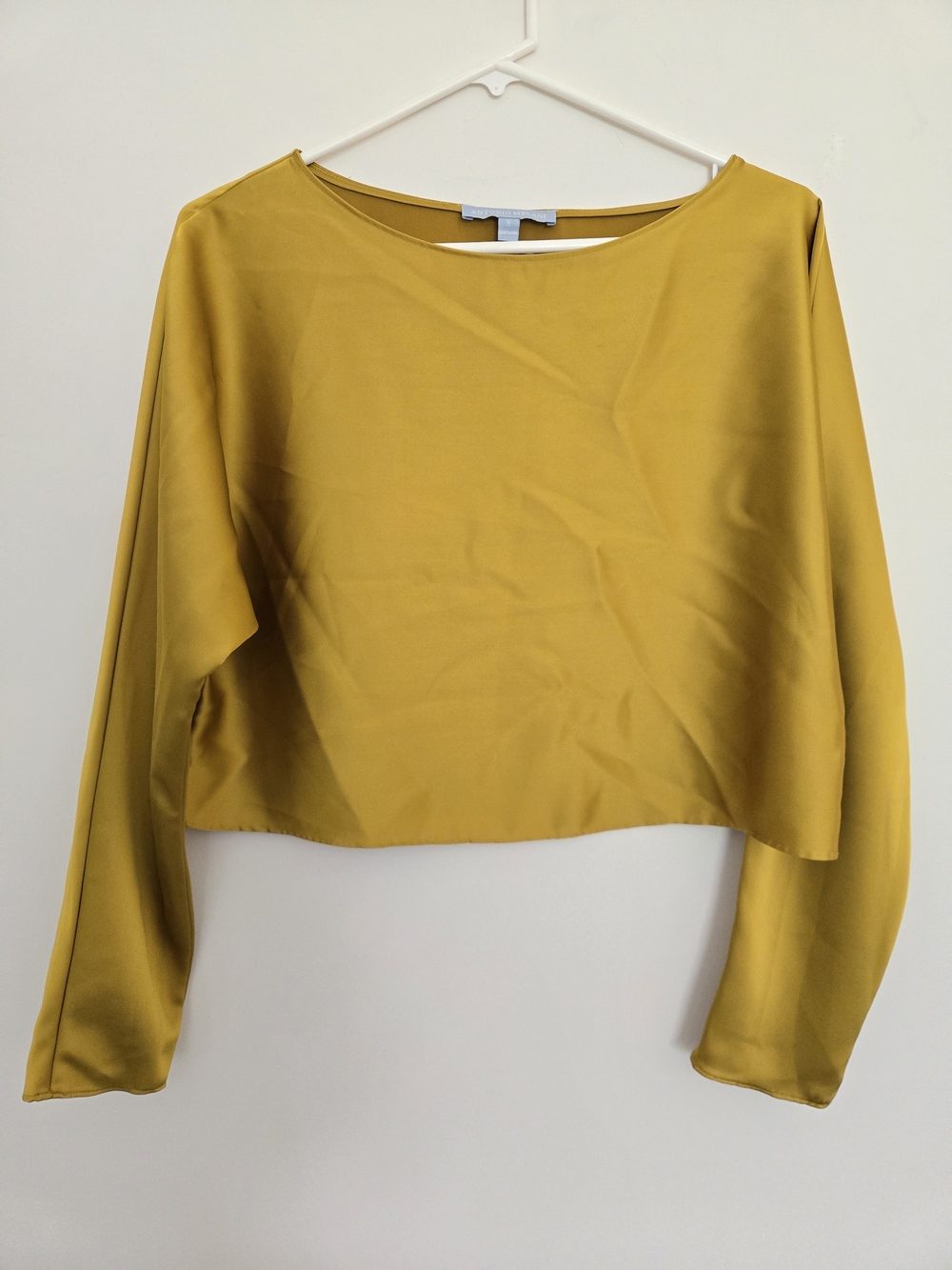 Antonio Melani Gold Long Sleeve Silky Cropped Blouse Elegant Contemporary Small